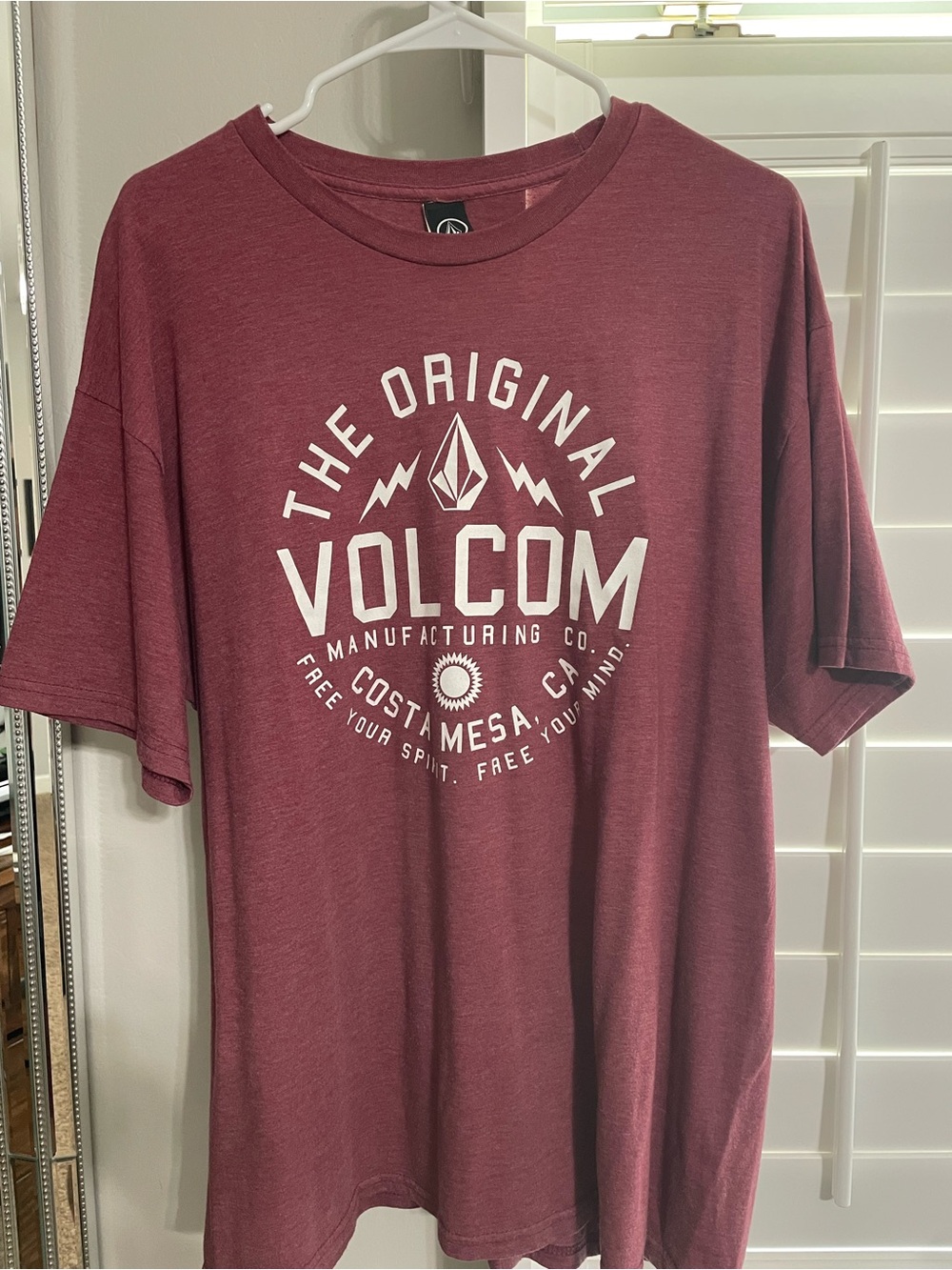 Volcom Men's Graphic Logo Tee in Burgundy Red
